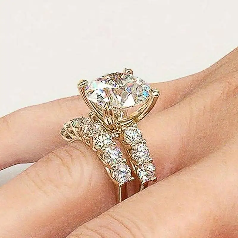 Huitan Luxus Damen 2-teiliges Ringset Goldfarben Hochzeit Verlobung Elegantes Damen-Accessoire mit Brillanten CZ-Steinen Modeschmuck