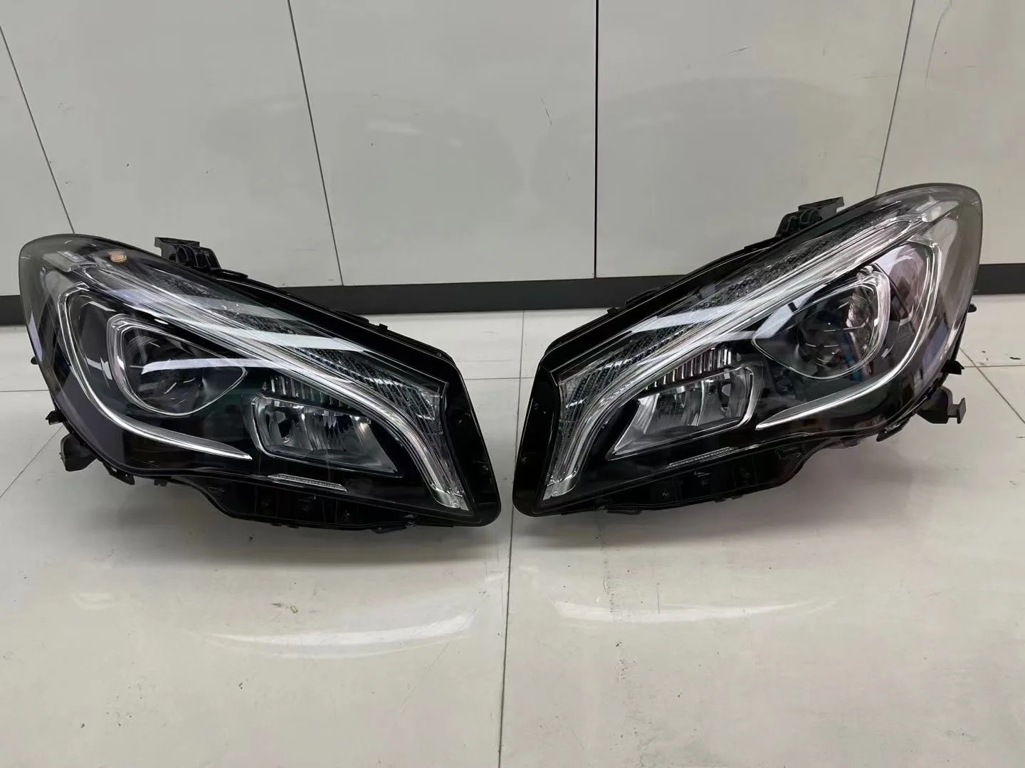 

Pair of car headlights for jose