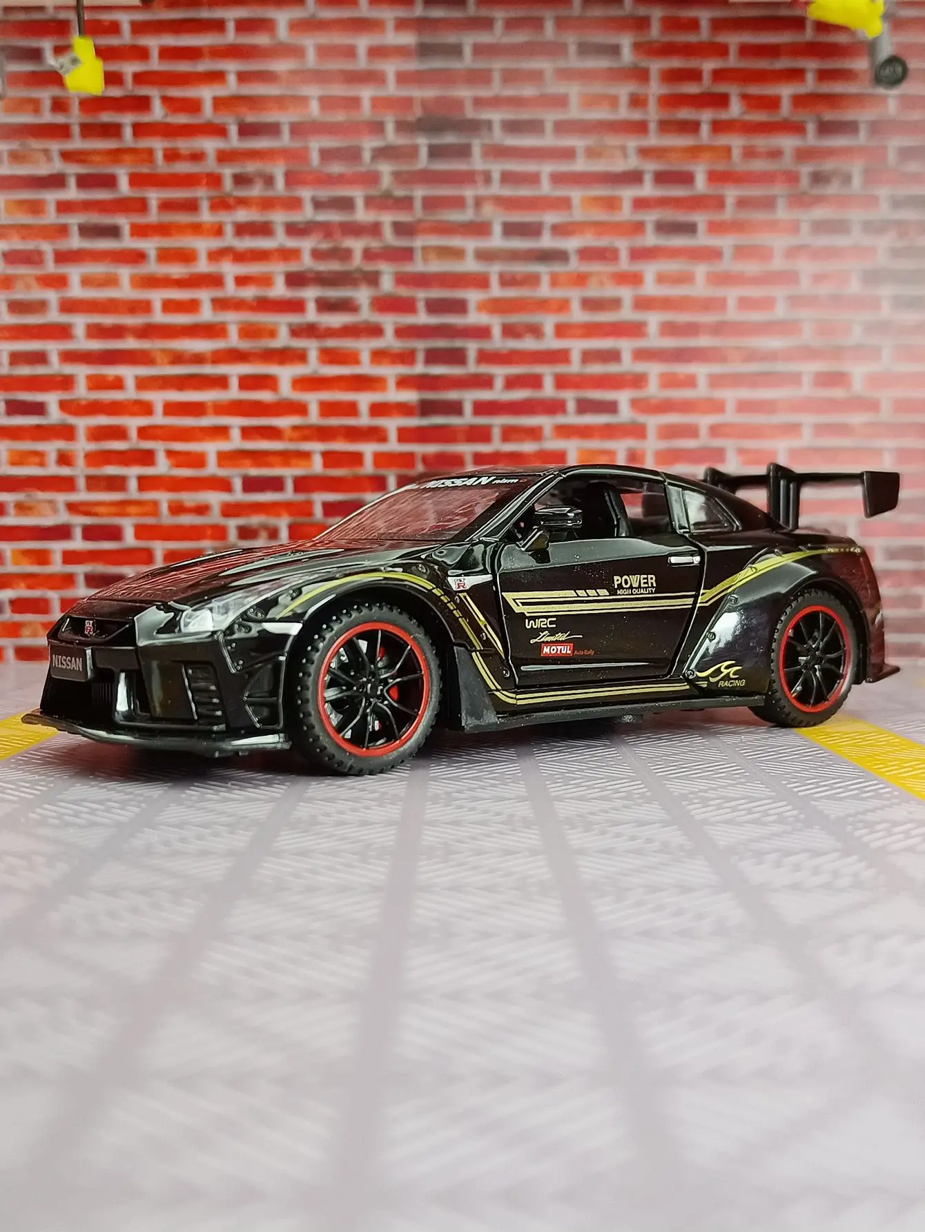 1: 32 simulation Nissan GTR35 track edition alloy car model decoration, collection of doors and engine hood, trunk can be opened