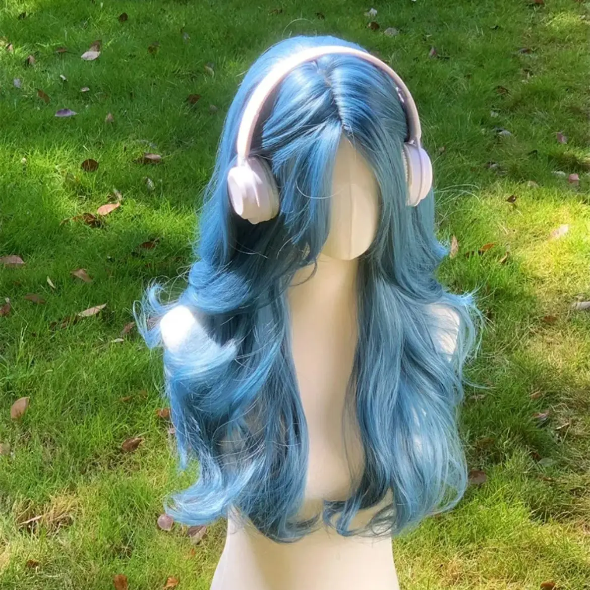 65cm Long Wavy Wig for Women, Middle Part Layered Full Wig with Face-Framing Waves for Cosplay, Parties and Daily Wear