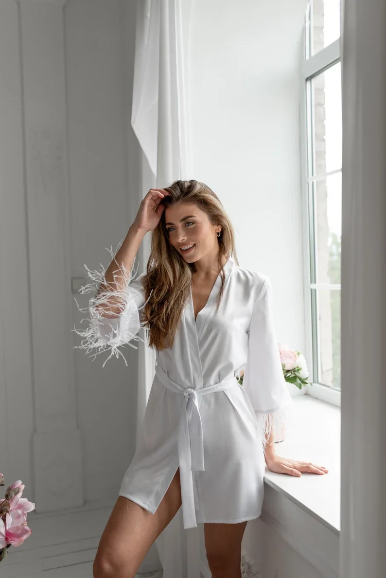 

Bridal Short Robe with Feather Sleeves White Boudoir Robes Bridesmaids Silk Satin Long Sleeves Dressing Gown Wedding Gifts