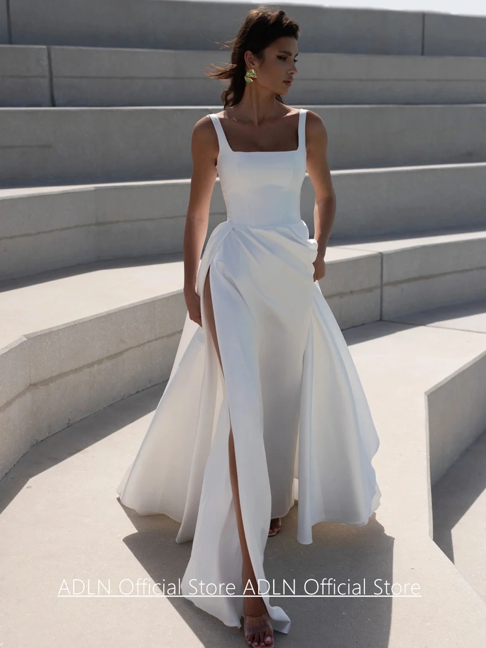 Moderne trouwjurk sweep trein op maat gemaakte vierkante hals mouwloze hoge split een lijn satijnen bruidsjurk voor vrouw bruid