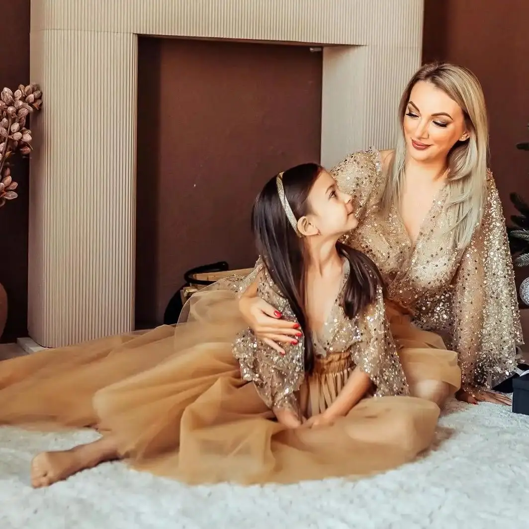 

Gold Sparkling Mommy And Me Dresses V Neck Long Sleeve Mother Daughter Matching Outfit Wedding Guest Dress Maternity Gowns