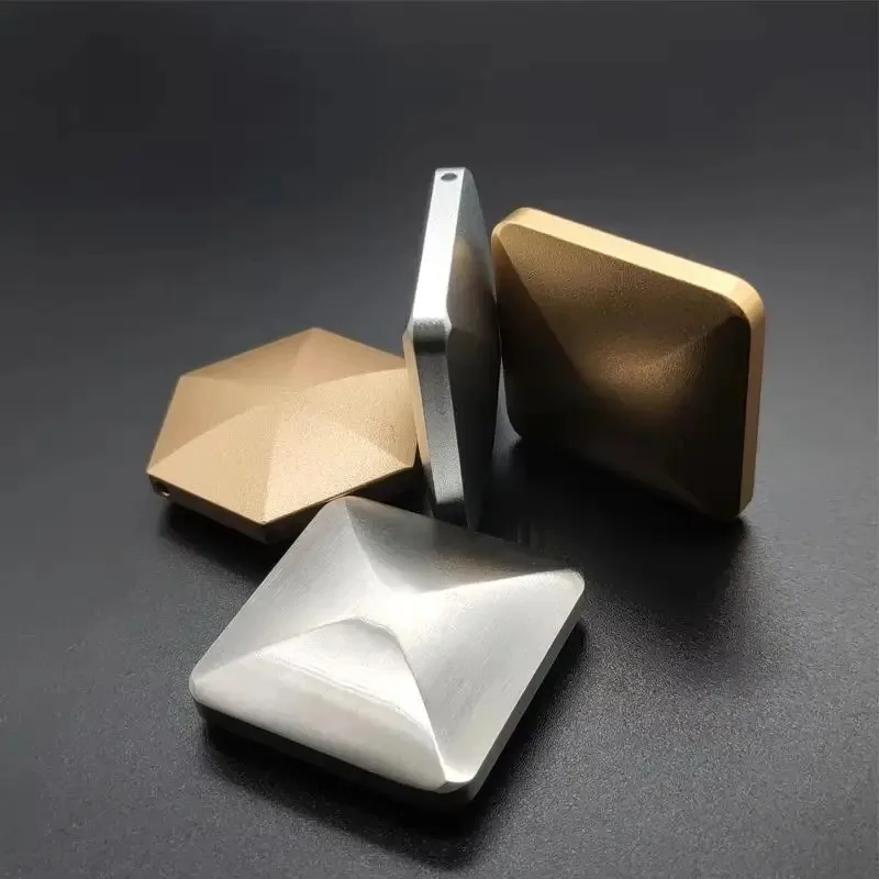 Adorno giratorio hexagonal y cuadrado novedoso, exquisita decoración de bolsillo táctil, regalo coleccionable único para adultos con aficiones.