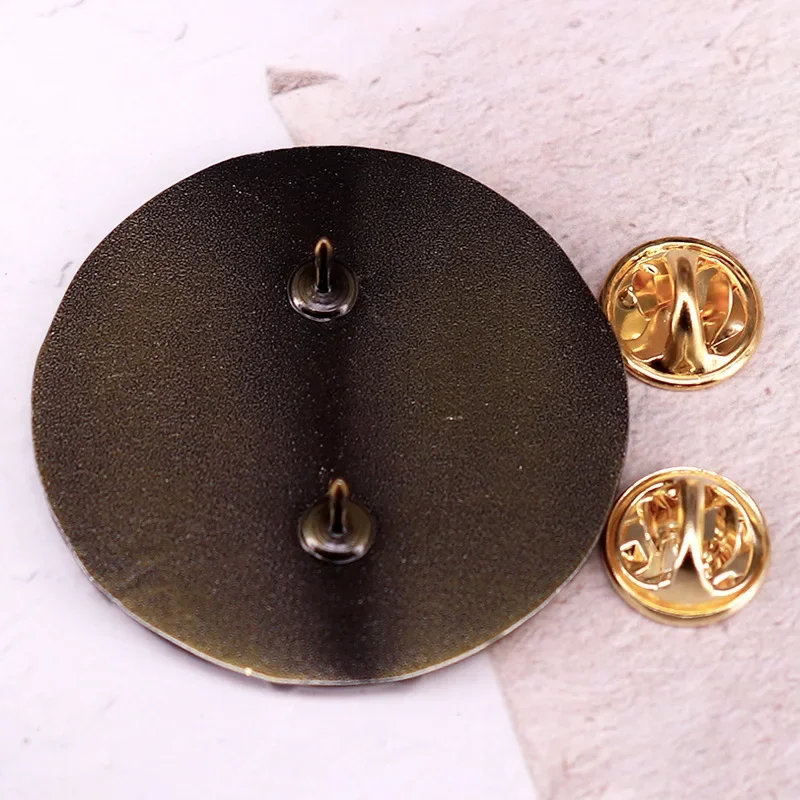 مختلف ريترو رون شعار دبوس المعادن المينا بروش الأصالة النسر الفنون شارة التلبيب الرجال النساء مجوهرات الأزياء اكسسوارات هدايا