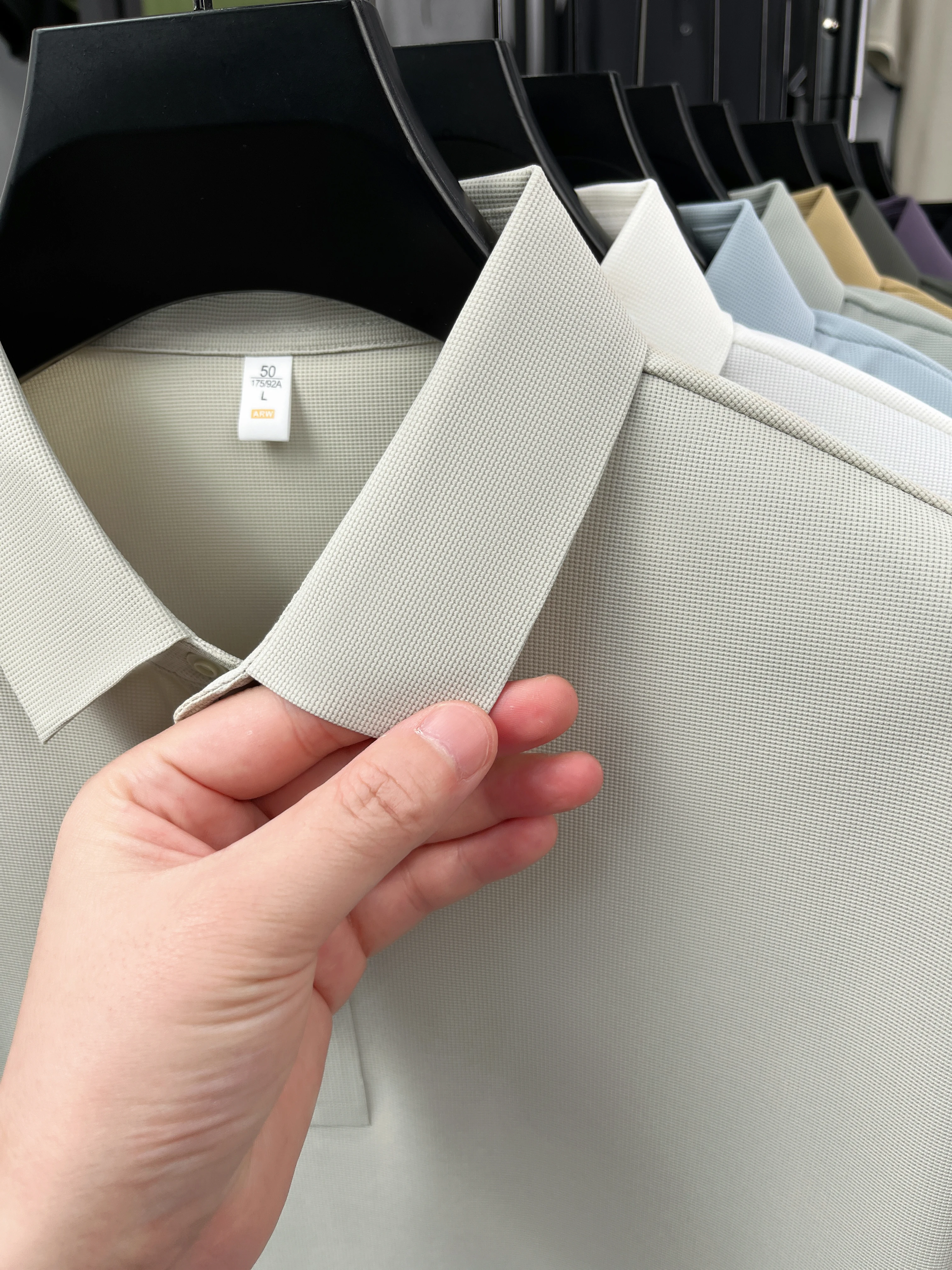 Hochwertiges Eisseide-Kurzarm-Poloshirt für Herren, klassisches einfarbiges, atmungsaktives Business-Casual-T-Shirt, neues Luxus-Oberteil für den Sommer. – Detail 33