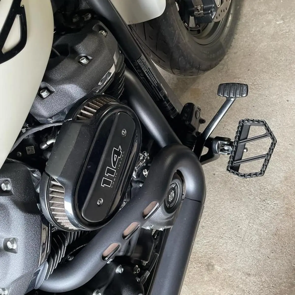 ألواح أرضية صغيرة صناعية متينة على شكل MX من STLF لألواح القدم لـ Softail Sport Glide Fat Bob 114 2018-up (بدون مطاط)