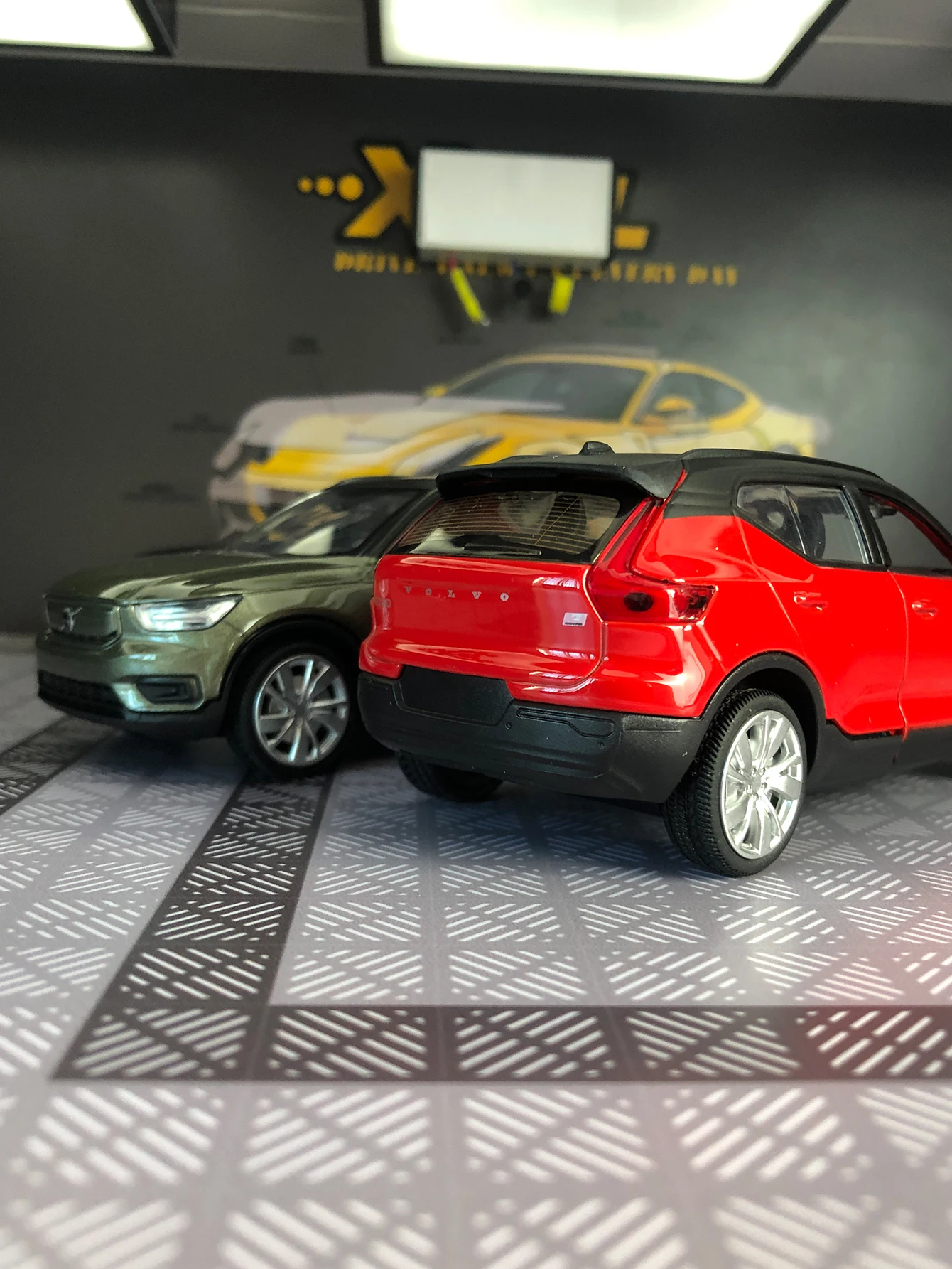 1:32 Volvo XC40 alloy car model, capable of opening doors, metal, children's sound and light toys, ornaments and gifts