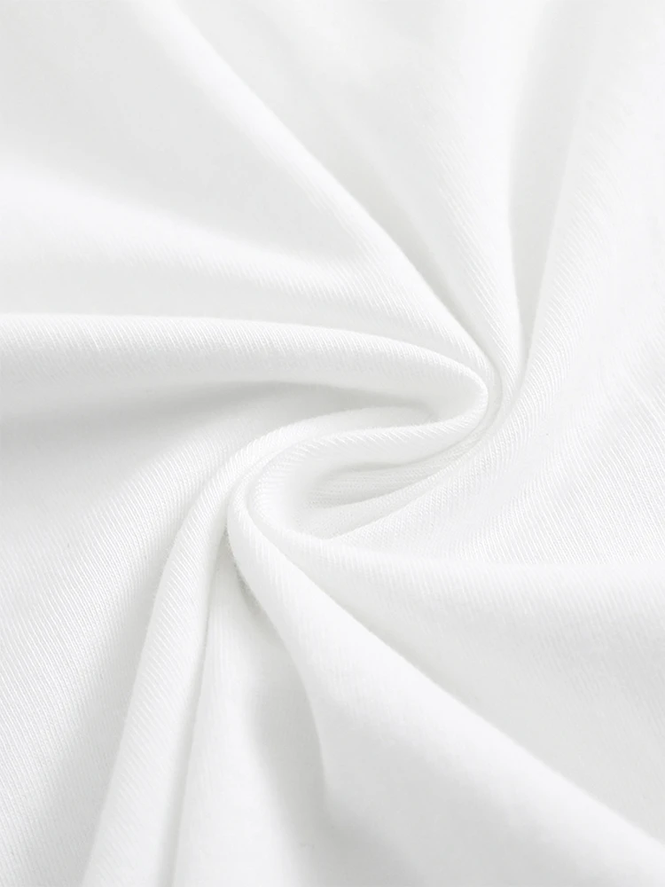 Świetna koszulka bawełniana z grafiką, idealna na codzienne dojazdy i wypoczynek. Proste, modne wzory, klasyczny okrągły dekolt, bawełniana faktura.