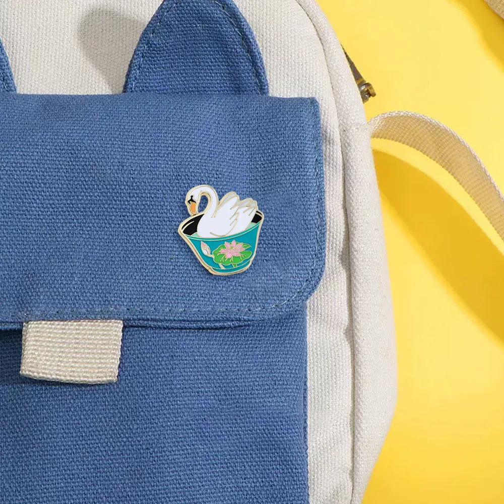 Niedliche weiße Schwan-Emaille-Brosche in Lotus-Schale, Cartoon-Tier-Anstecknadel, Abzeichen für Rucksack, Hut, modisches Schmuckzubehör, niedliches Geschenk – Detail 10