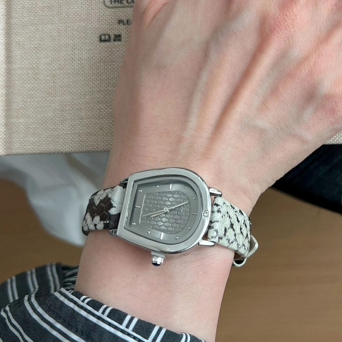 ساعة نسائية بنمط الأفعى الأبيض بتصميم حزام من الجلد بمزاج عصري ومزاج عالي الإحساس #2