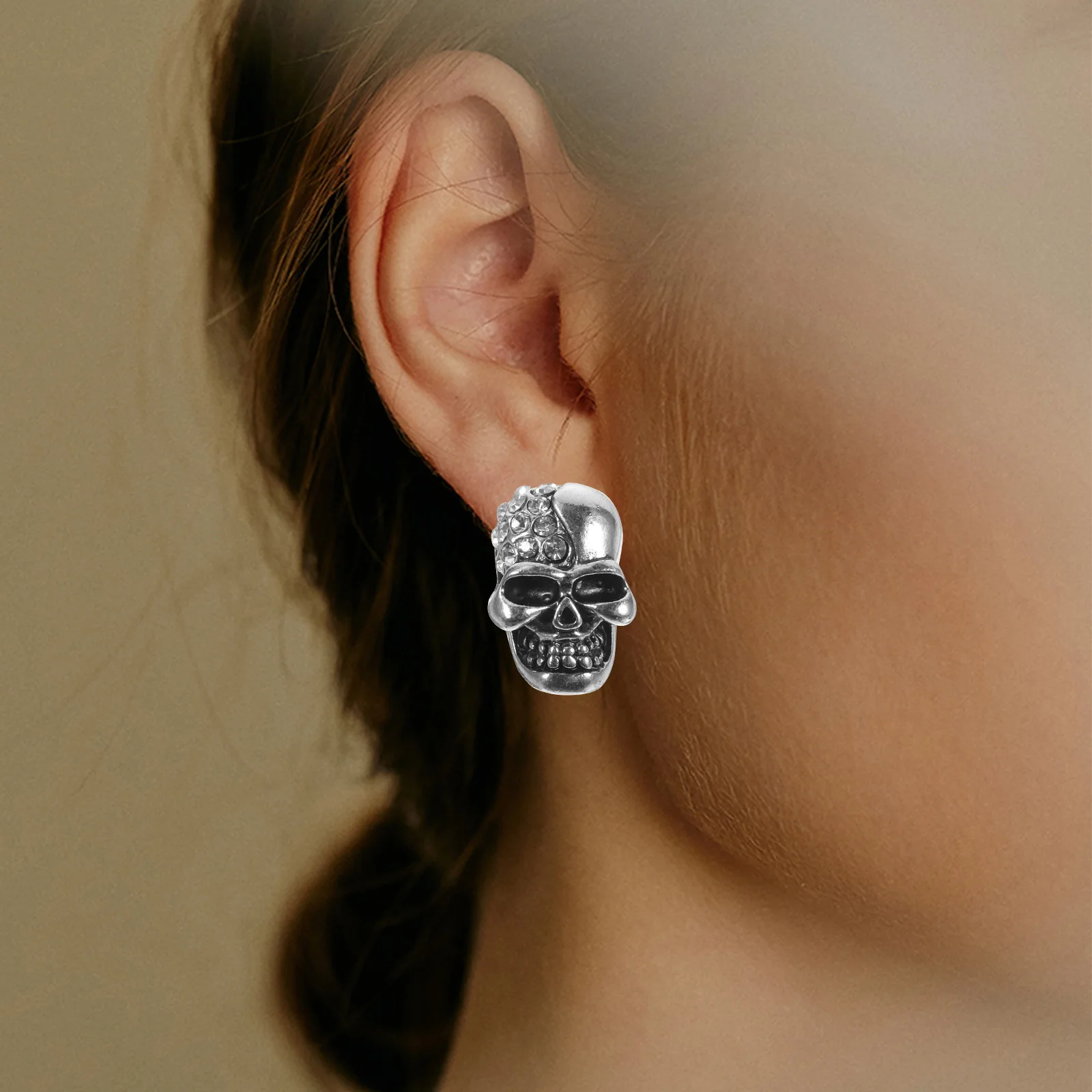 

Gothic Skull Earrings Rhinestone Decorated Silver Halloween Gift Vintage Style Stud Earrings Women Jewelry Fashion Dangler