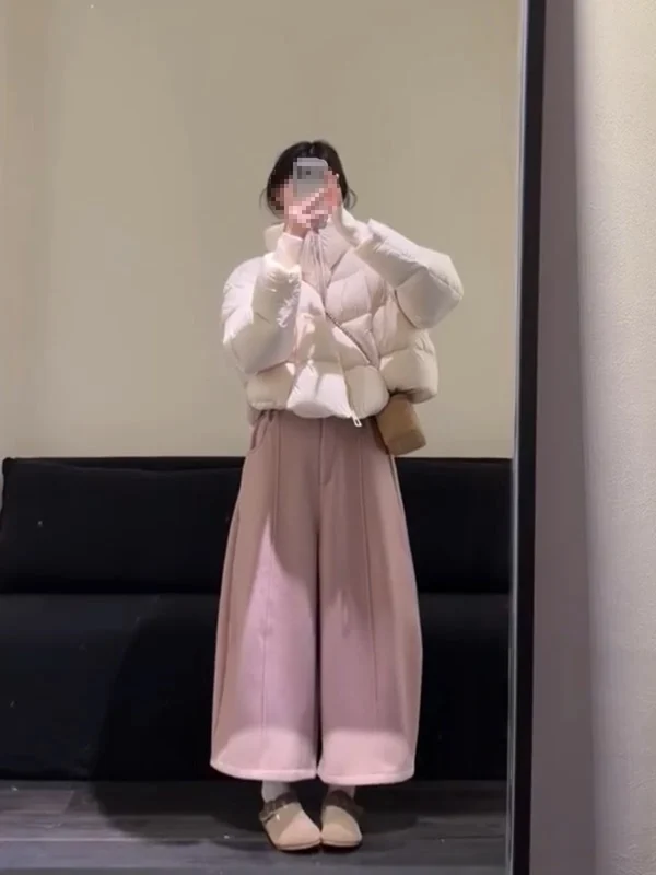 Conjunto de Dos Piezas Estilo Coreano: Chaqueta Corta Tipo Pan y Pantalones Anchos de Lana Rosa, Elegante y Delicado en Color Beige, a la Moda para Mujer