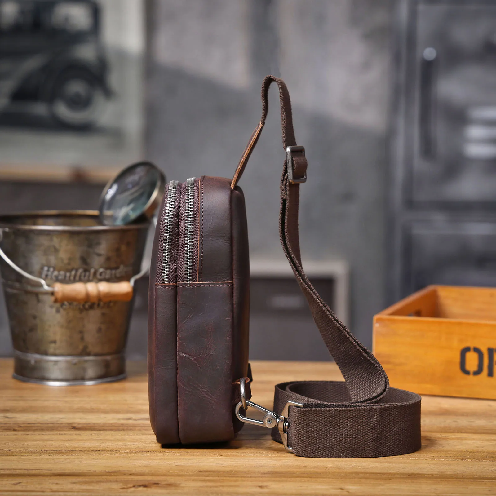 Premium-Brusttasche aus echtem Leder für Herren, Vintage-Umhängetasche aus Vollnarbenleder, Umhängetasche, Sling Bag, Tagesrucksack mit großem Fassungsvermögen – Detail 10