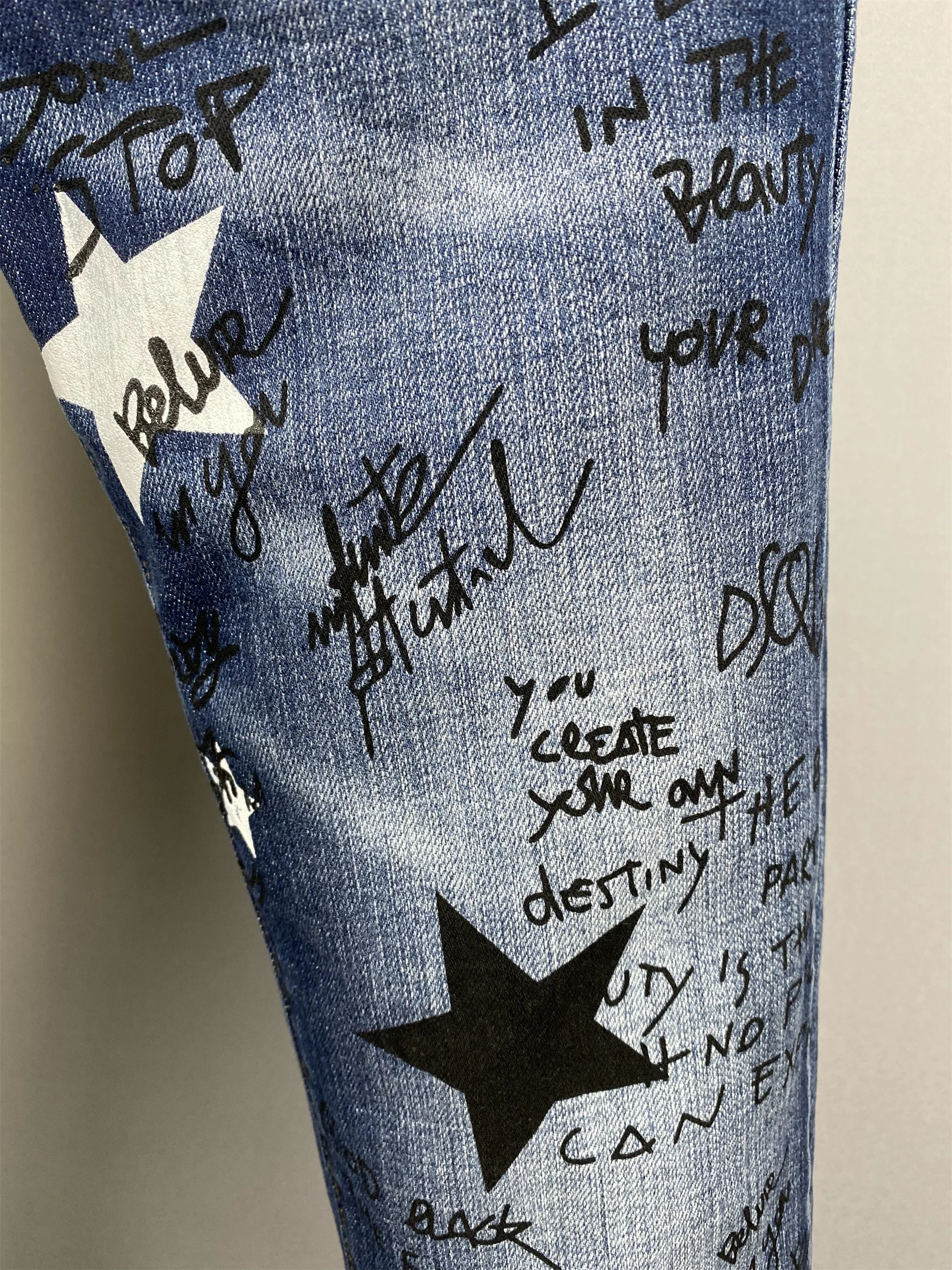 2024 Spring and Autumn New D2 Jeans for Men, Washed, Scratched, Patched, Painted, Three Dimensional Cutting, Small Feet, Blue