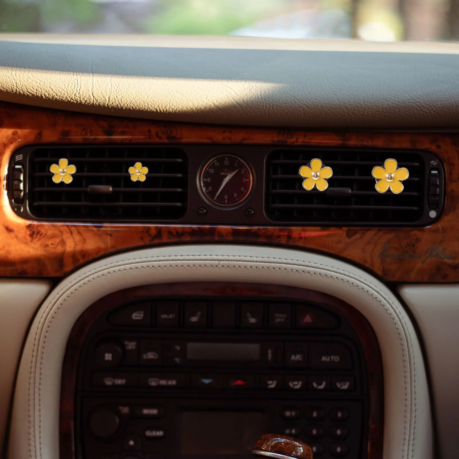 

4Pcs Car Air Freshener Clips Creative Metal Flower Vent Clips Car Interior Decoration Air Aroma Diffuser Clip Dashboard Ornament