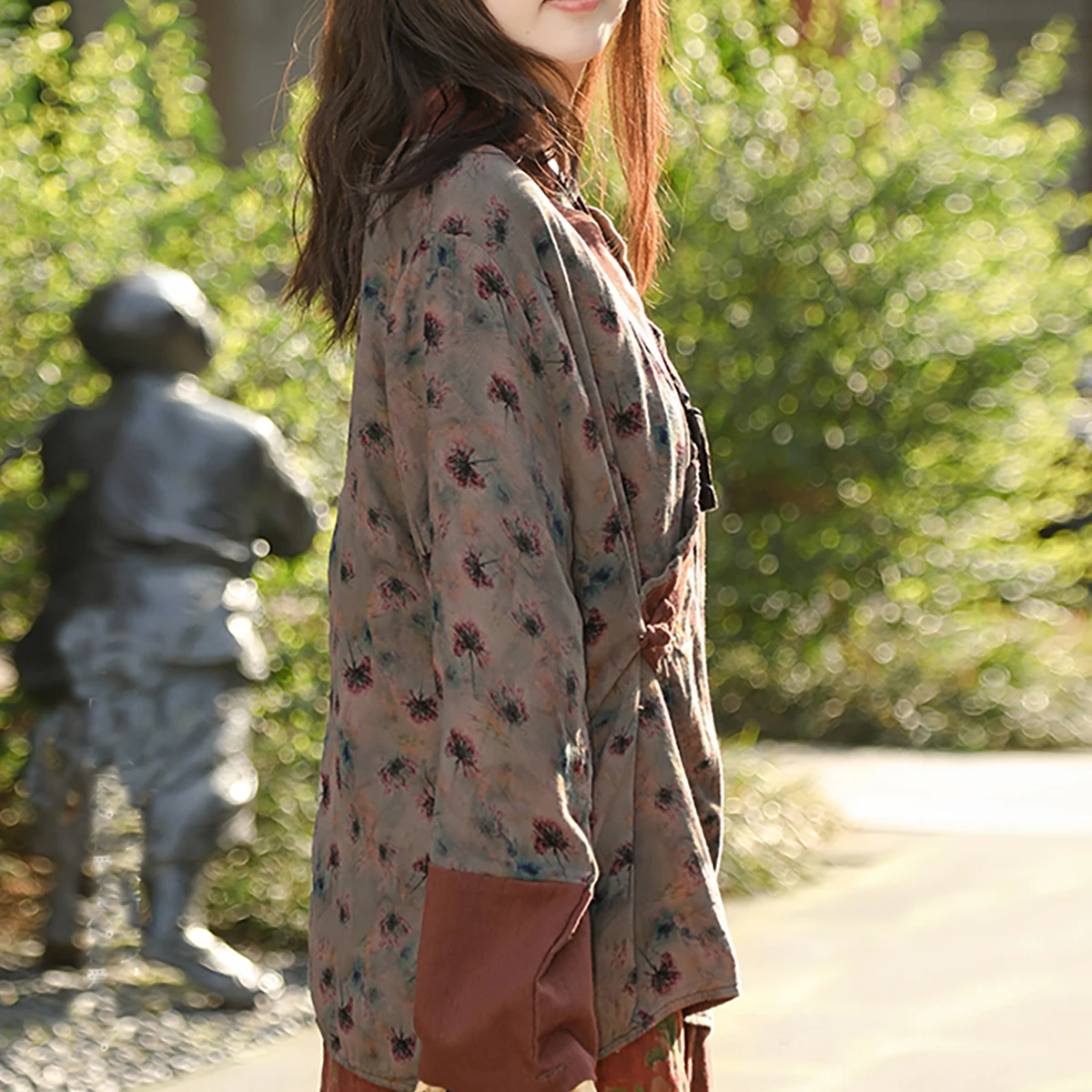 Camisa chinesa de algodão e linho de primavera LZJN com gola inclinada estilo Hanfu modificada, artística e suave, emagrecedora, blusa estampada