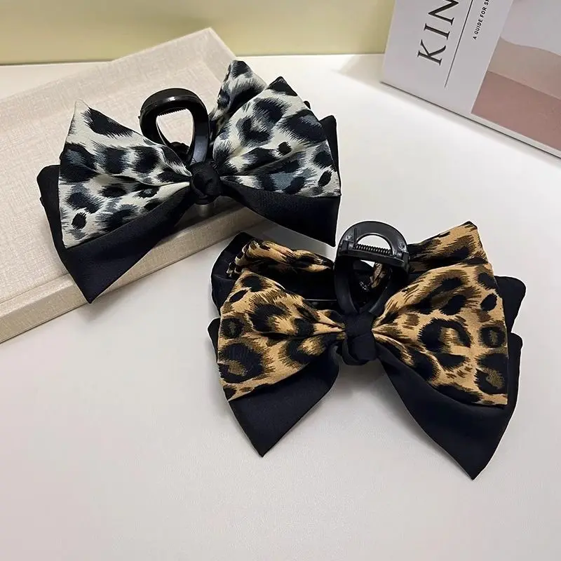 

Vintage temperament leopard print fabric double-sided bow clip, high-end feeling with a broken hair clip at the back of the head
