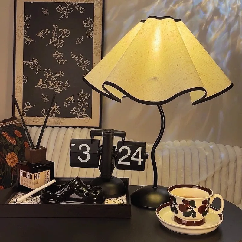 

Новая светодиодная настольная лампа, современная минималистичная настольная лампа в форме лепестка цветка, лампа для создания атмосферы в спальне, лампа для дома и гостиниц, 1 шт.