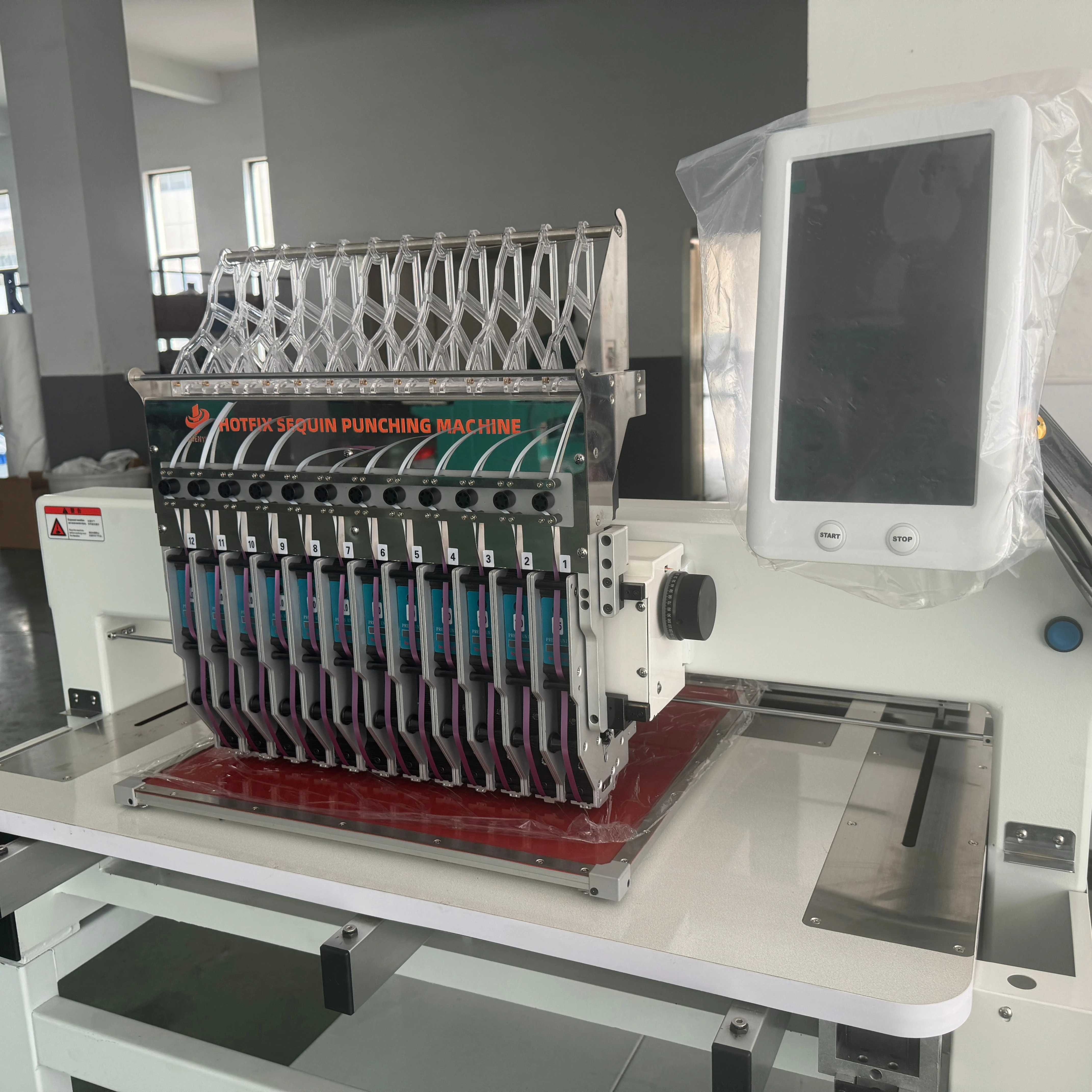 La macchina automatica per lustrini a caldo con motivo paillettes in PET rende i modelli brillano come strass