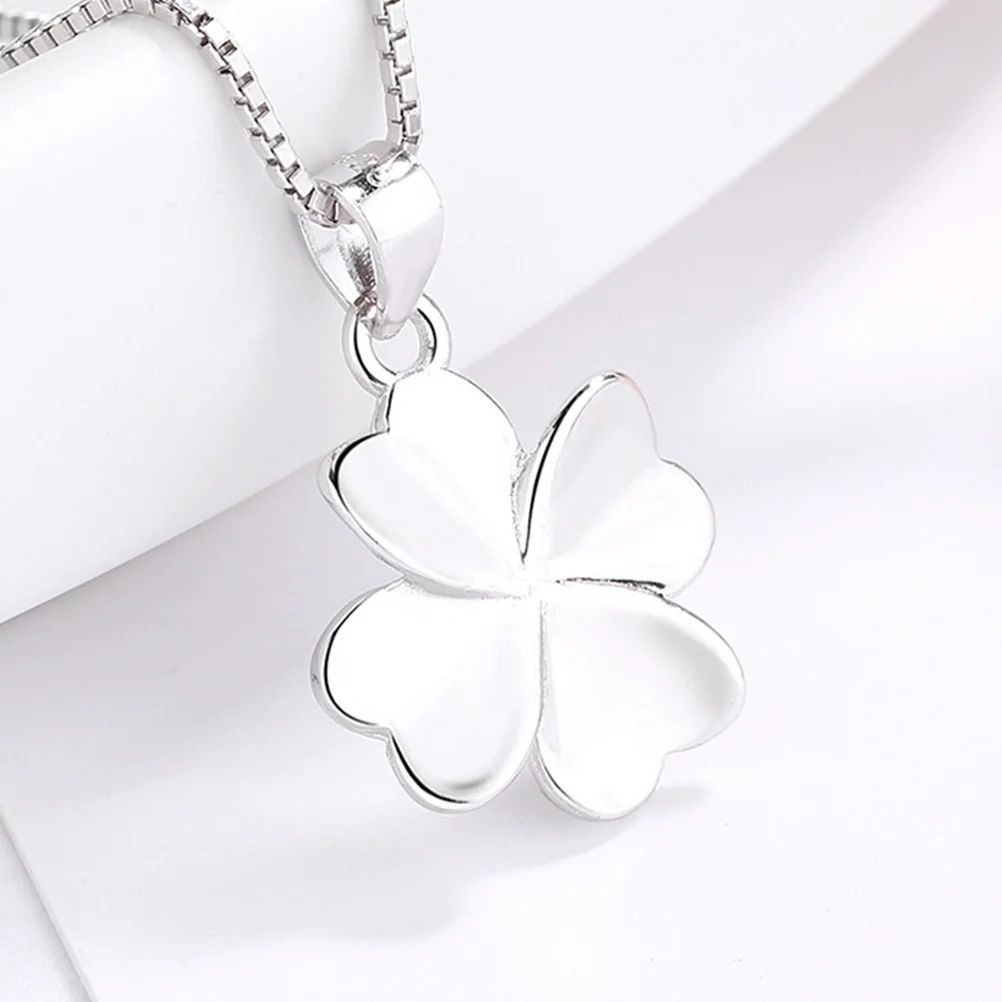 

1Pcs Four Leaf Pendant St Patrick's Day Necklace Silver Stylish Party Necklace Lightweight Festival Prop Creative Party
