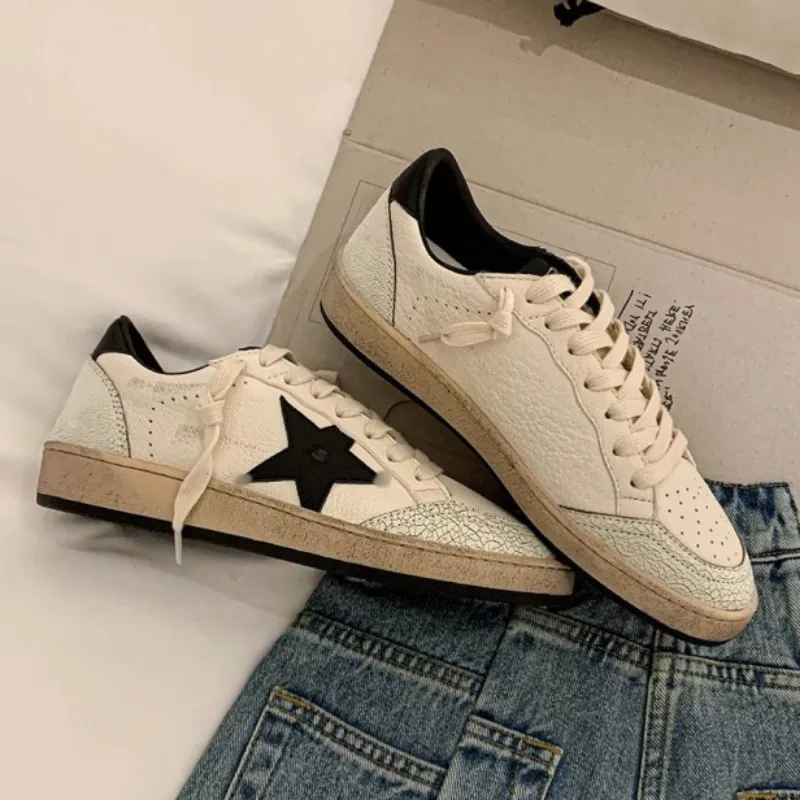 Retro Flat Sports Shoes 2024 Men Women Sneakers Women Mixed Color Leisure Lace Up Sneakers Fashion Leather Shoes Classical Shoes