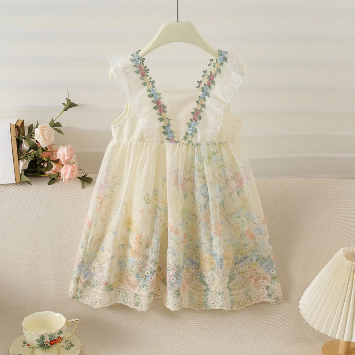 

Новая летняя повседневная одежда для девочек от 2 до 7 лет, платье принцессы на подтяжках с цветочной вышивкой, милая и милая корейская версия