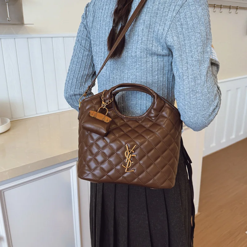 Bolso bandolera de cuero texturizado para mujer, elegante bolso hobo tipo cubo, bolso de hombro versátil para uso en oficina Otoño Invierno 2025