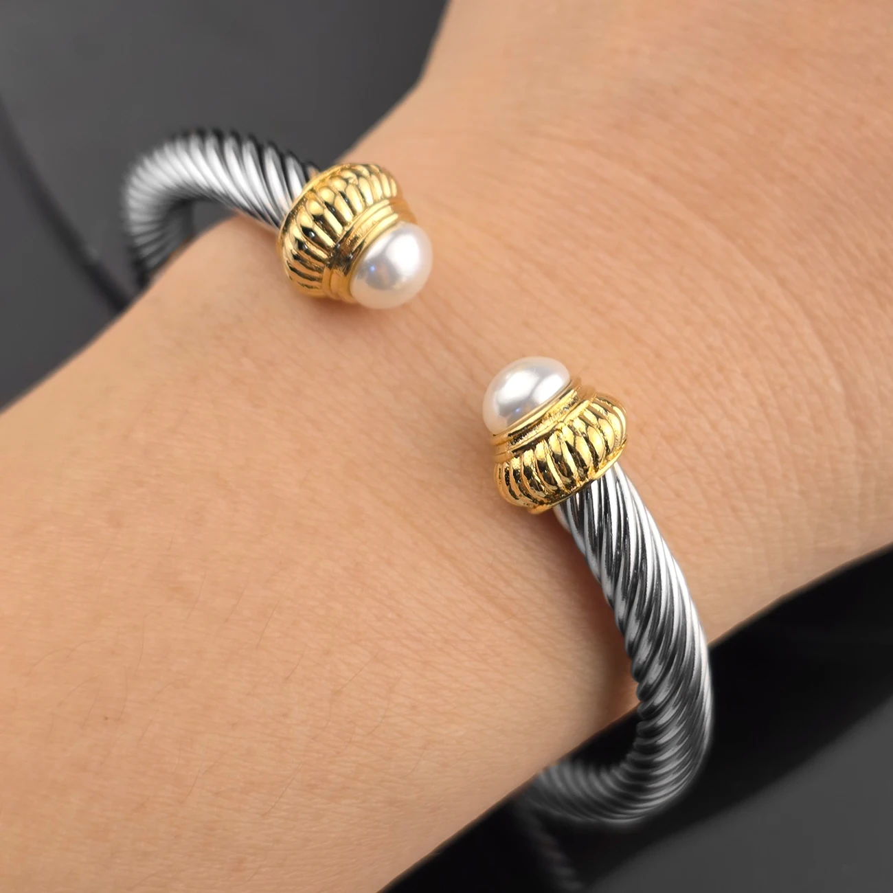 

Designed for women, the adjustable stainless steel cable bracelet with jewelry bag is suitable for giving women jewelry gifts.