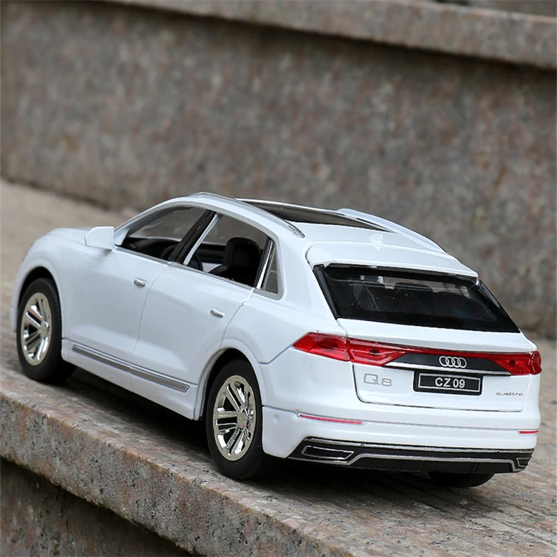 1:32 AUDI Q8 SUV Alloy Car Model Diecast Metal Vehicles Car Model Collection High Simulation Sound and Light Childrens Toys Gift