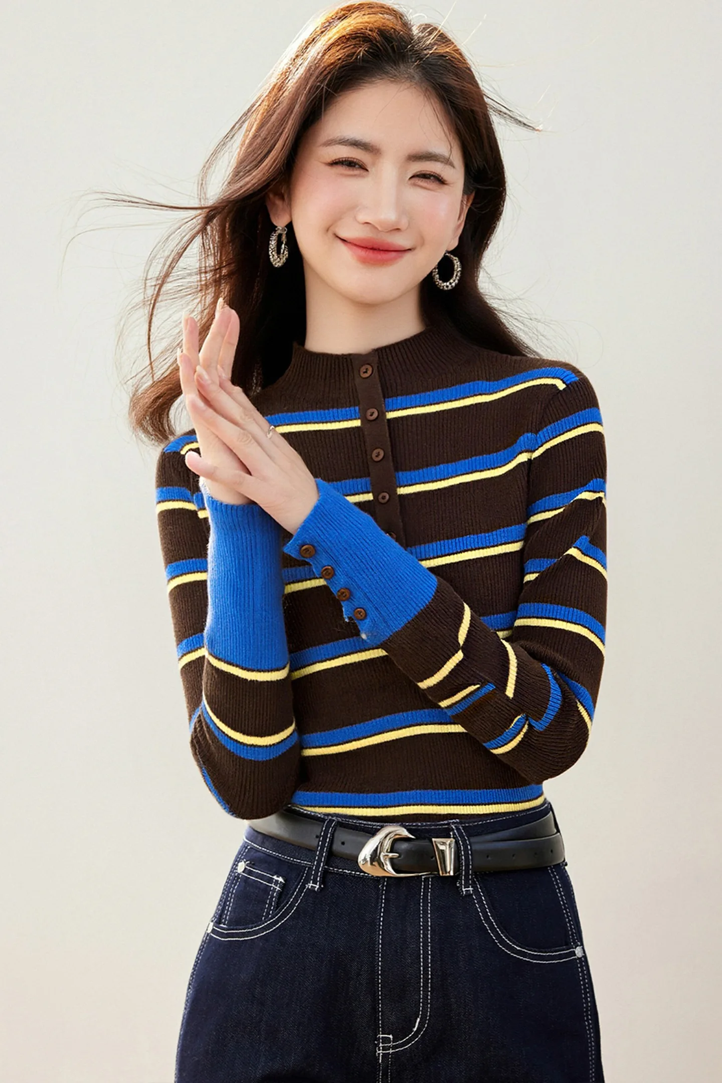 Damski sweter w stylu koreańskim z długim rękawem, golfem, dopasowany, w paski, dzianinowy, elegancki, zapinany na guziki, idealny jako warstwa bazowa na jesień, model 9712