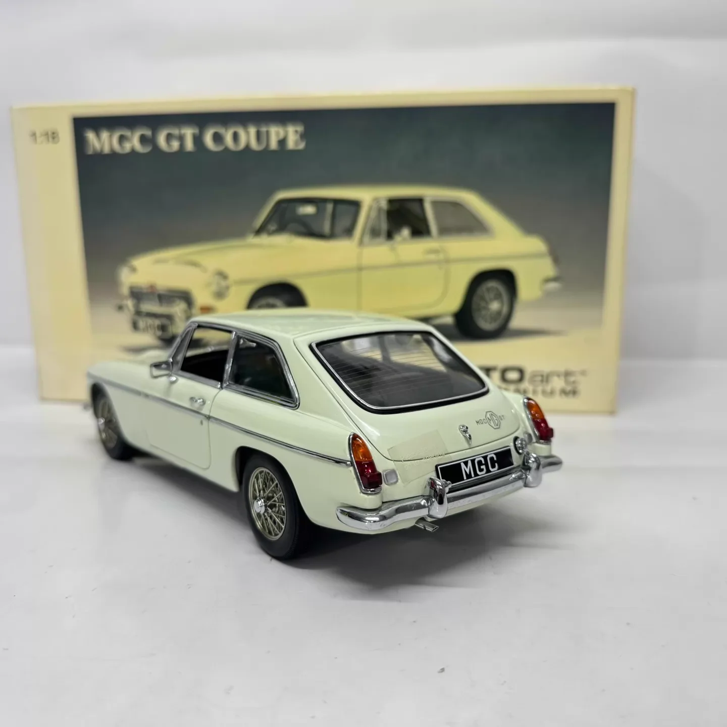 Die-cast 1:18 Scale MG MGC GT Coupe Simulated Alloy Static Car