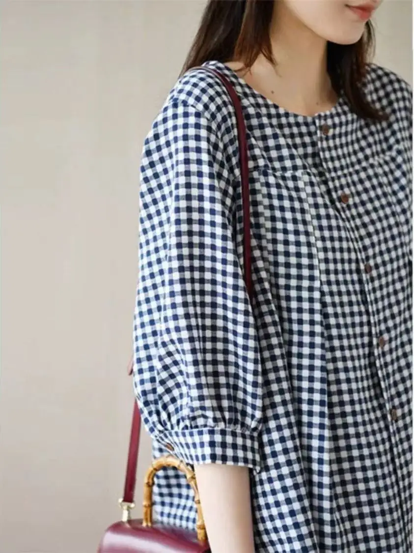 

Новая летняя женская рубашка в клетку с круглым вырезом, приталенная, из тонкого хлопка, с вставками на плечах и рукавами.