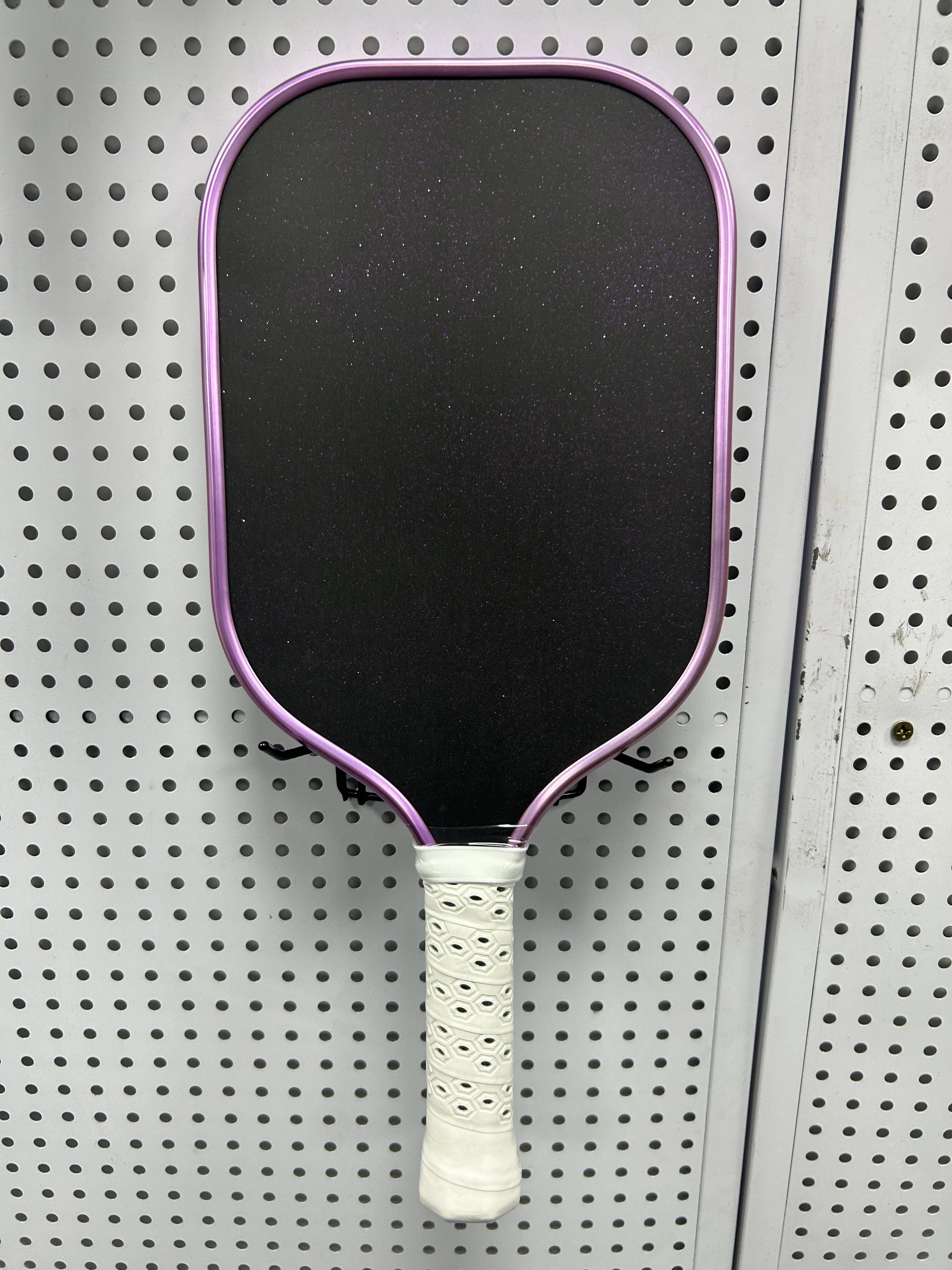 racchetta-da-pickleball-con-telaio-viola-superficie-ruvida-in-carburo-di-silicio-blu-con-texture-aspera-in-fibra-di-carbonio-ideale-per-allenamenti-all’aperto
