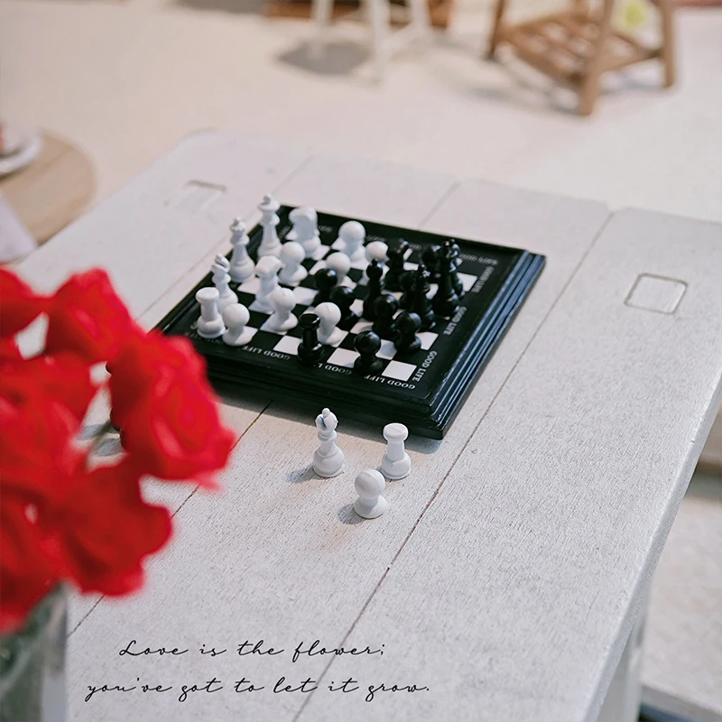 【BS】Conjunto de Xadrez Miniatura para Casa de Bonecas 1/12, Peças de Xadrez Pretas e Brancas, Tabuleiro de Xadrez, Ornamentos, Decoração para Casa de Bonecas, Brinquedos de Faz de Conta