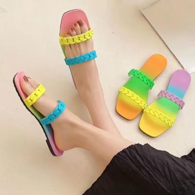 

Летние женские новые выпускные пляжные туфли радужного цвета, женские сандалии с одним словом, повседневные тапочки на плоской подошве желейного цвета
