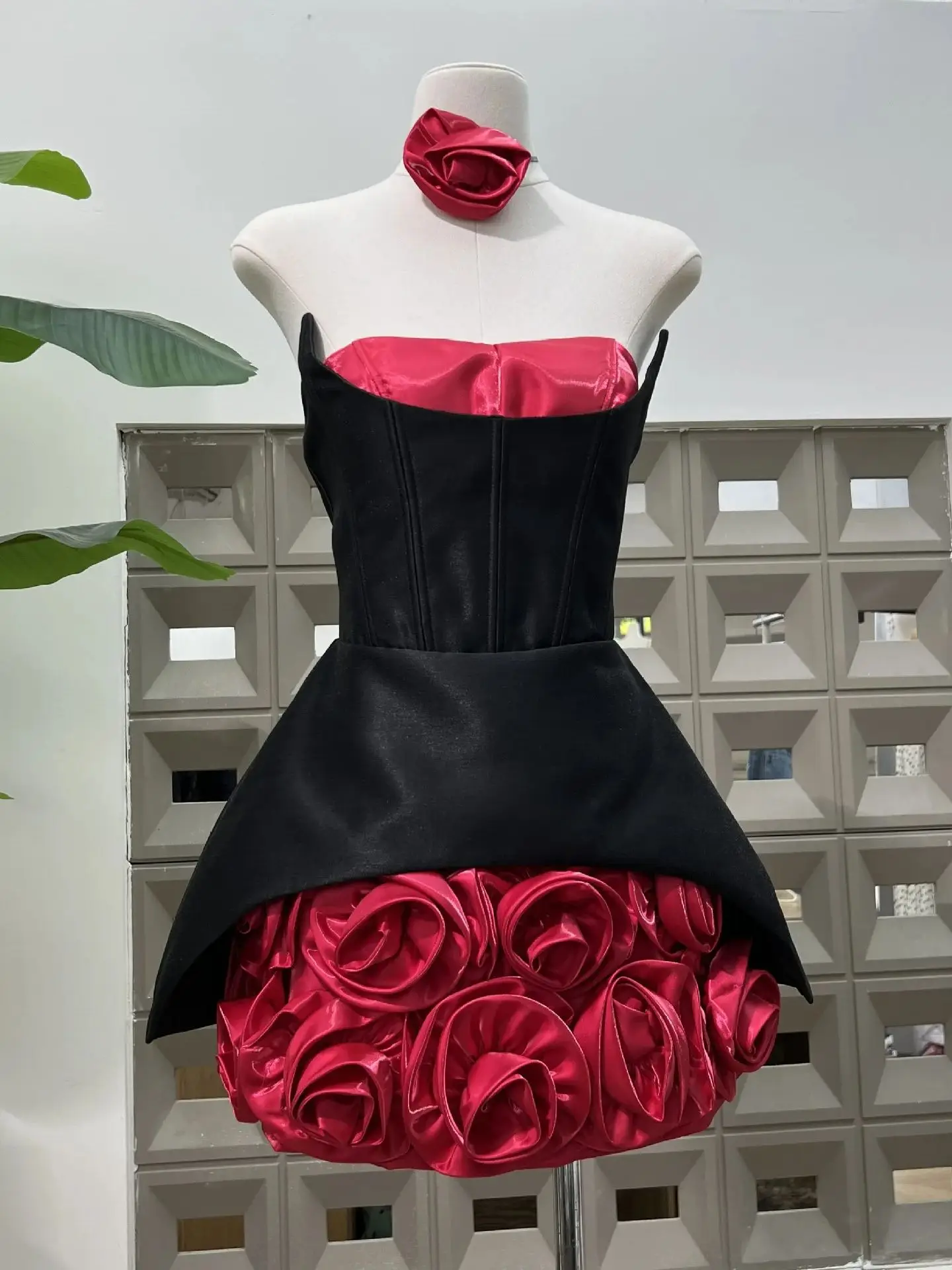 ชุดราตรีงานพรอมเจ้าหญิงสีแดงลายดอกกุหลาบ แต่งระบายสีดำ ประดับดอกไม้ 3 มิติ 2 สี ชุดเดรสสั้นสำหรับงานเลี้ยงอย่างเป็นทางการสำหรับผู้หญิง