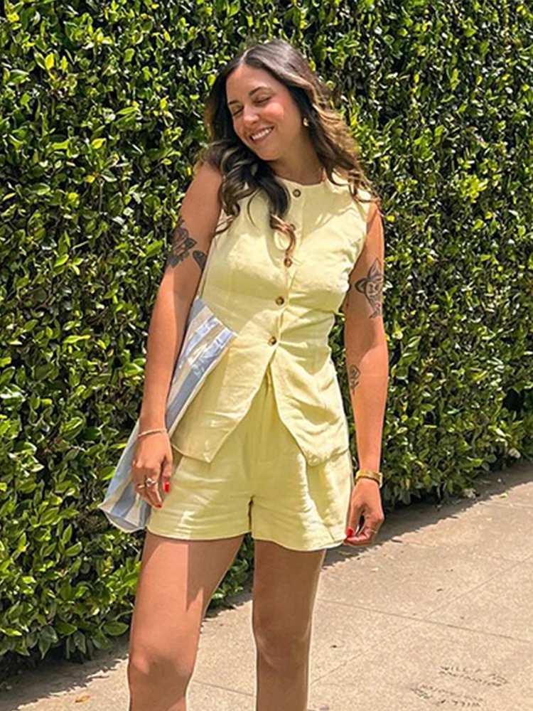 بلا أكمام ملابس علوية بصدر واحد وبنطال قصير بدلة للنساء ، صدرية صفراء وشورت طقم ، ملابس غير رسمية للسيدات ، موضة الصيف ،