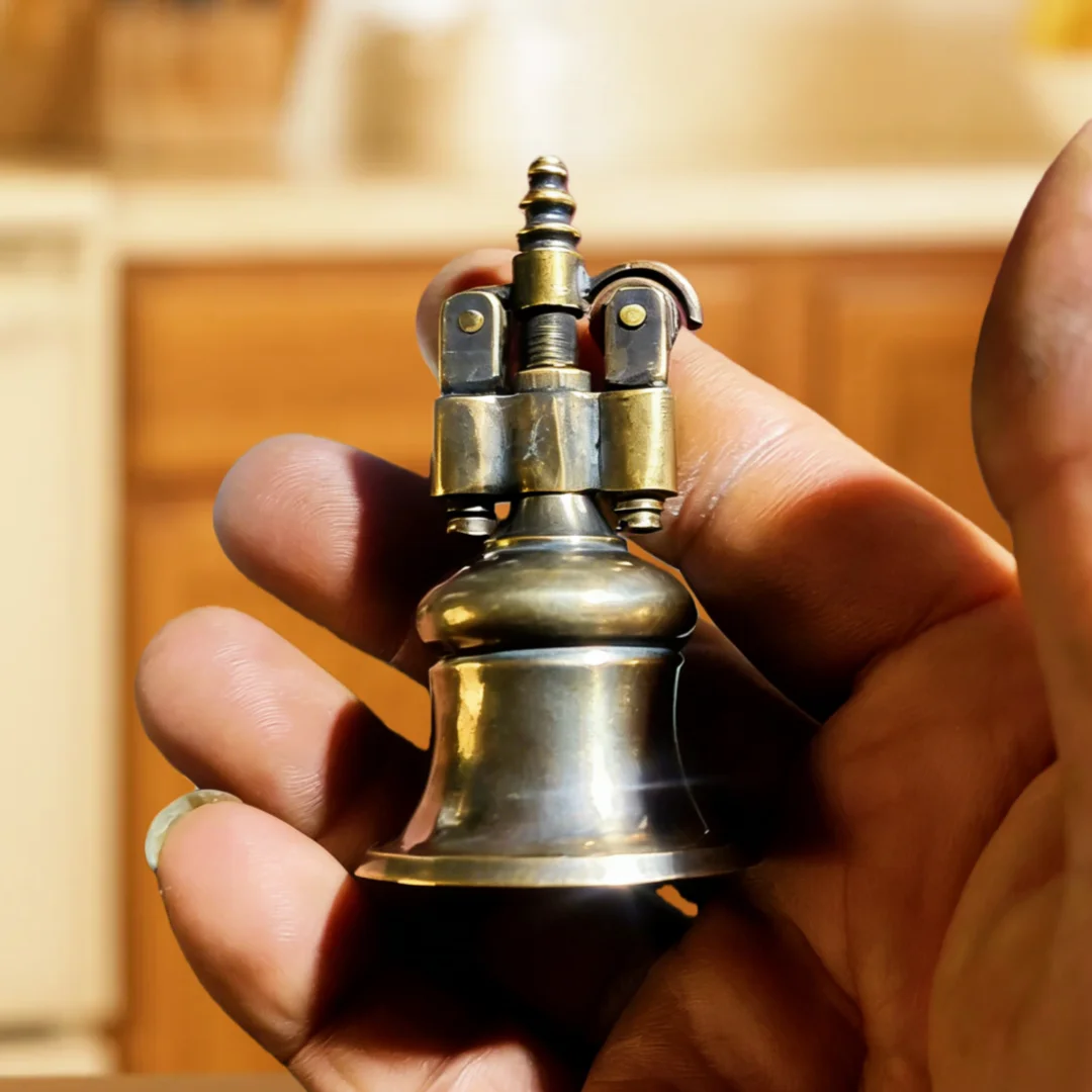 

Винтажная антикварная настольная керосиновая зажигалка ручной работы из состаренной латуни, коллекционная