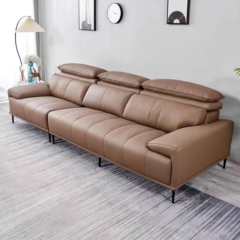 

Современный минималистичный диван для небольшой гостиной: прямой, из микрофибры и кожи, с высокой спинкой, функциональный, из технологичной ткани.