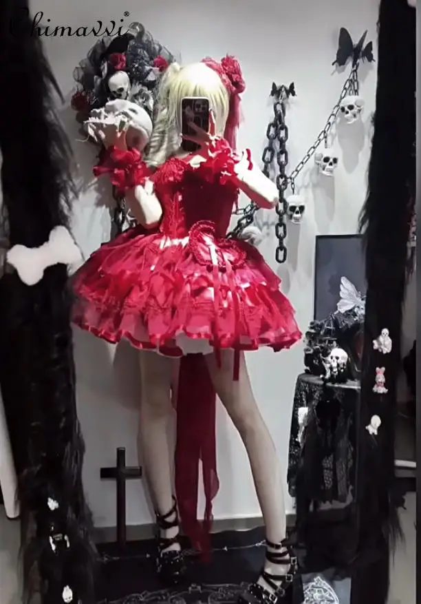 Рисунок 5 - Оригинальное красное платье в готическом