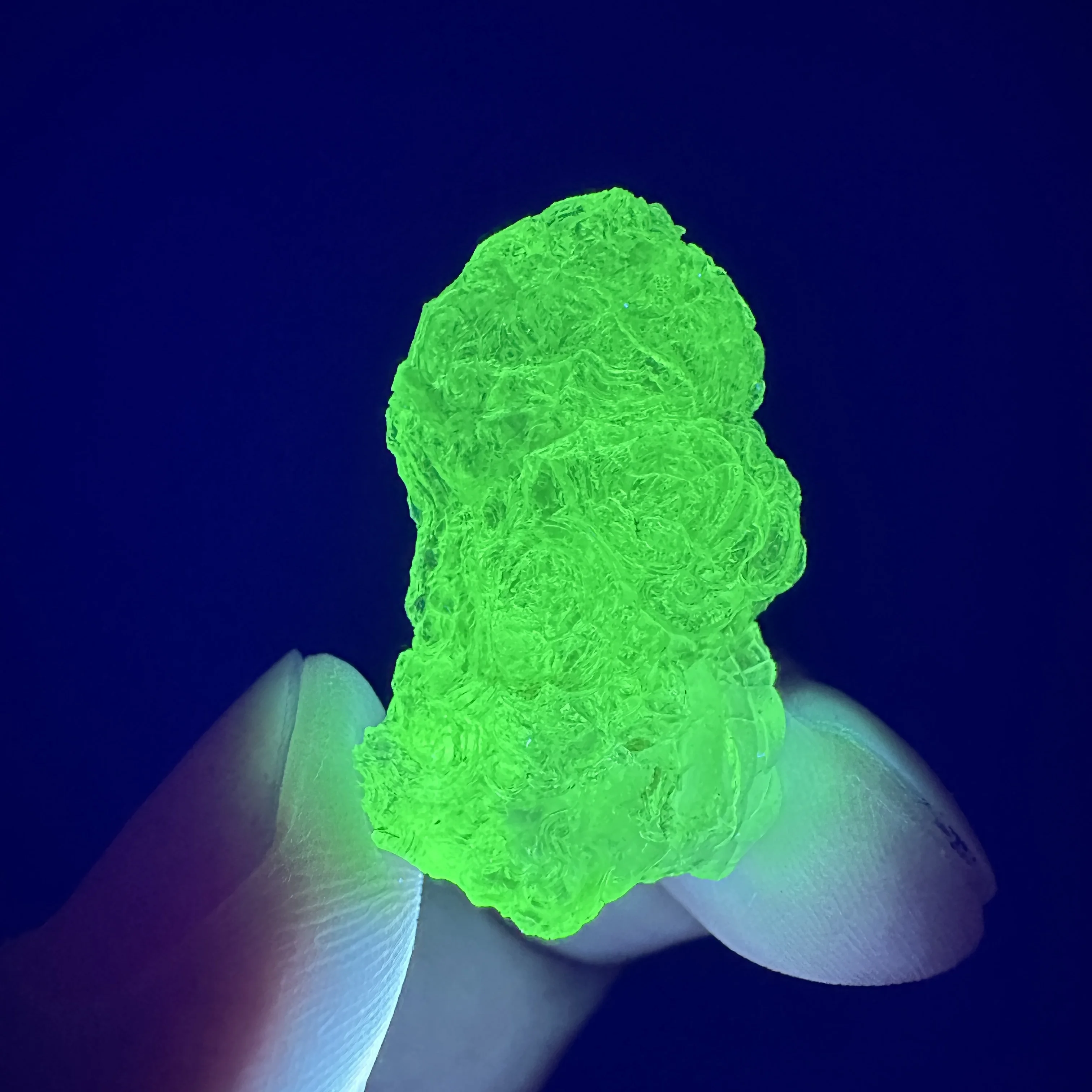 

Зеленый флуоресцентный гиалит (стекло опал) + целебные кристаллы кварца