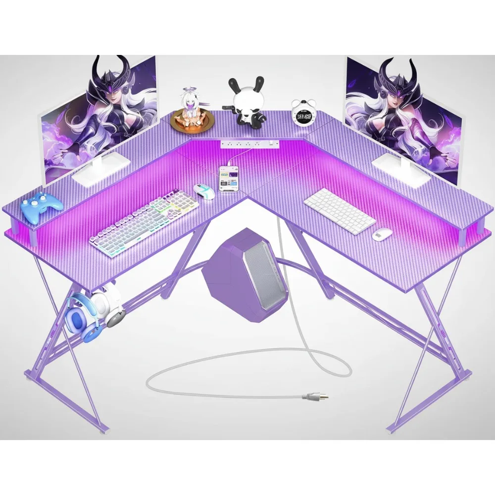 

Игровой стол L-образной формы 50,4 дюйма со светодиодной подсветкой и розетками, поверхностью из углеродного волокна, подставкой для монитора и крючком для наушников — фиолетовый