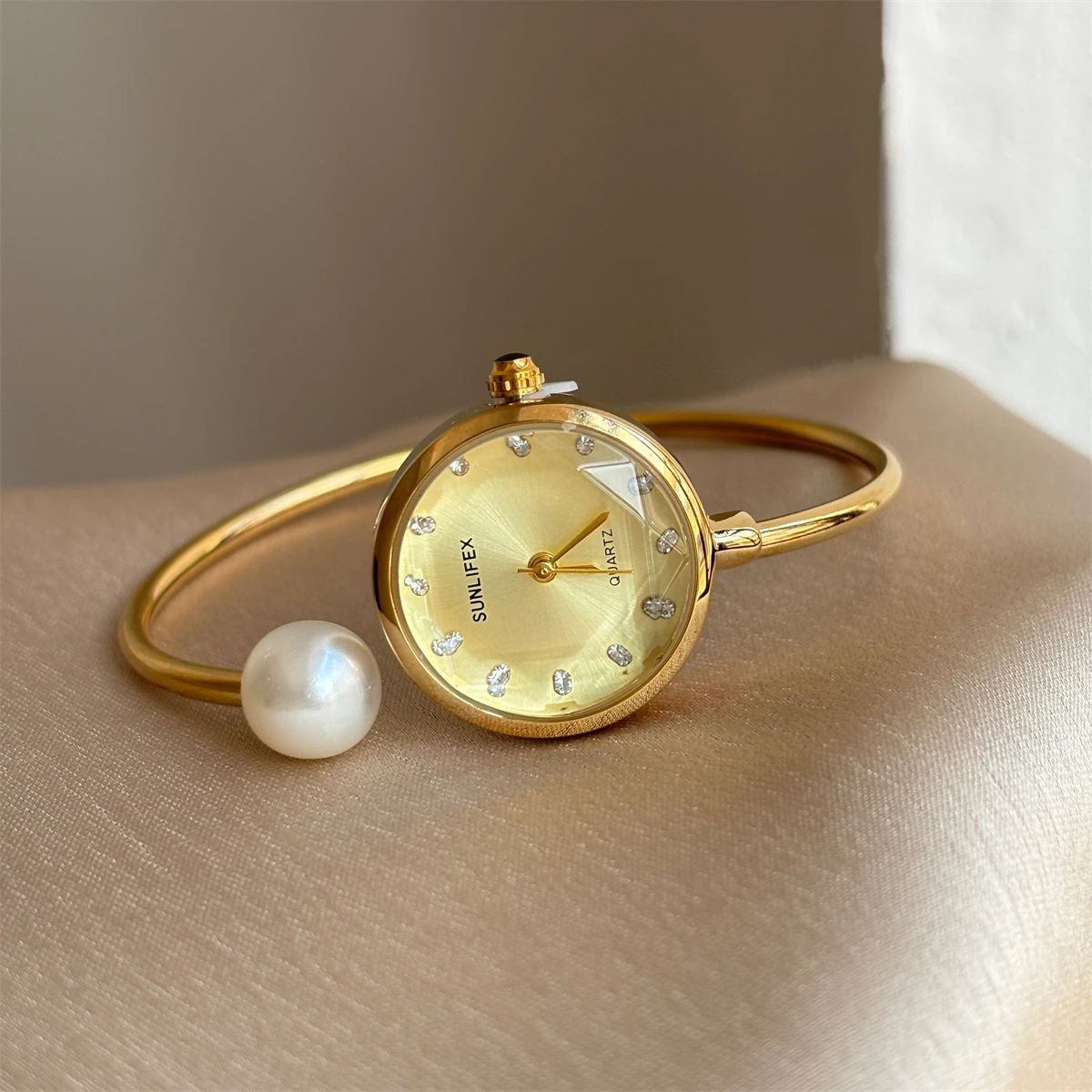 Exquisite niche new pearl small disc watch women's different design white watch