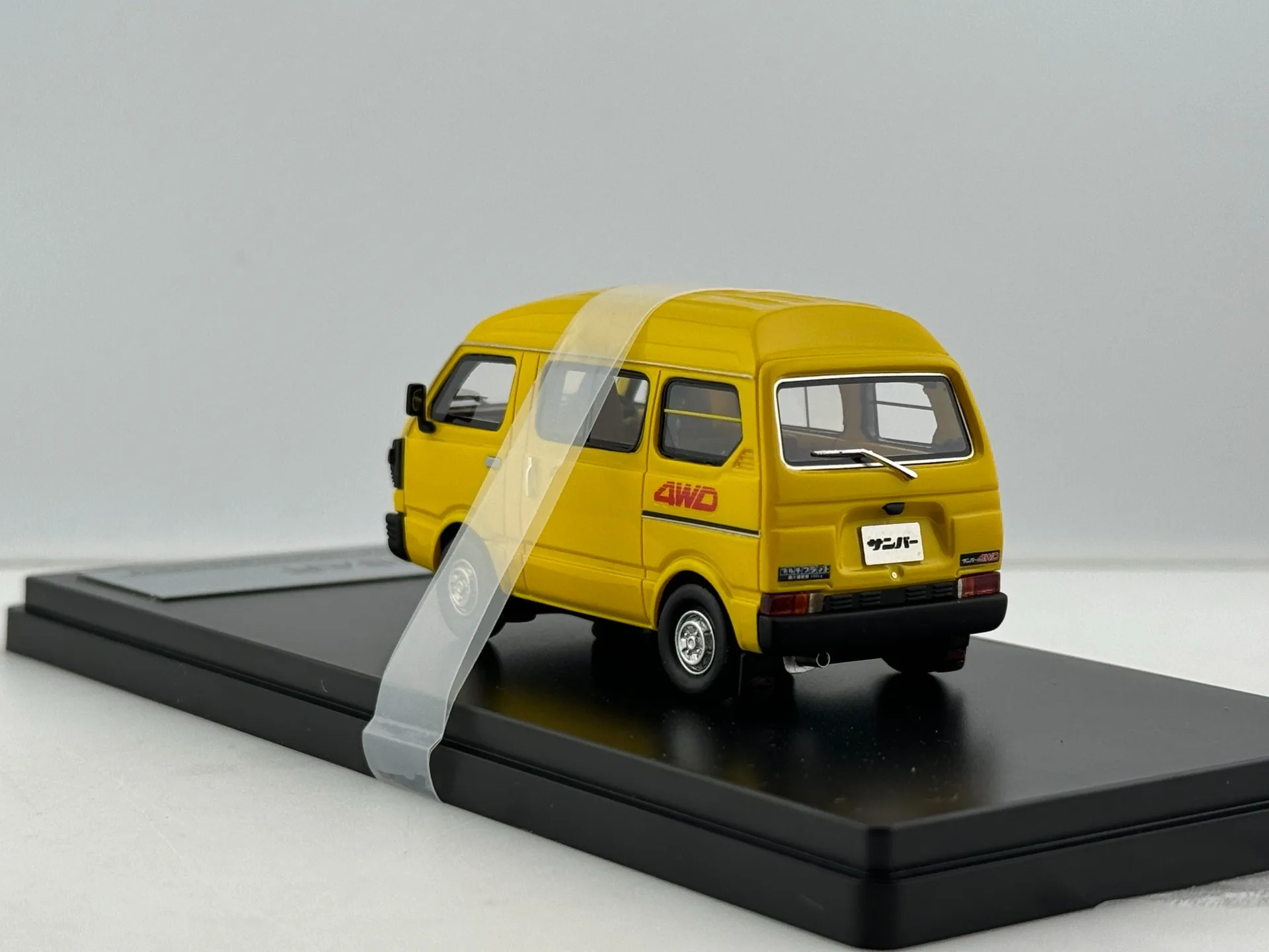 نموذج سيارة سوبارو 1980 سامبار من الراتنج بمقياس 1/43