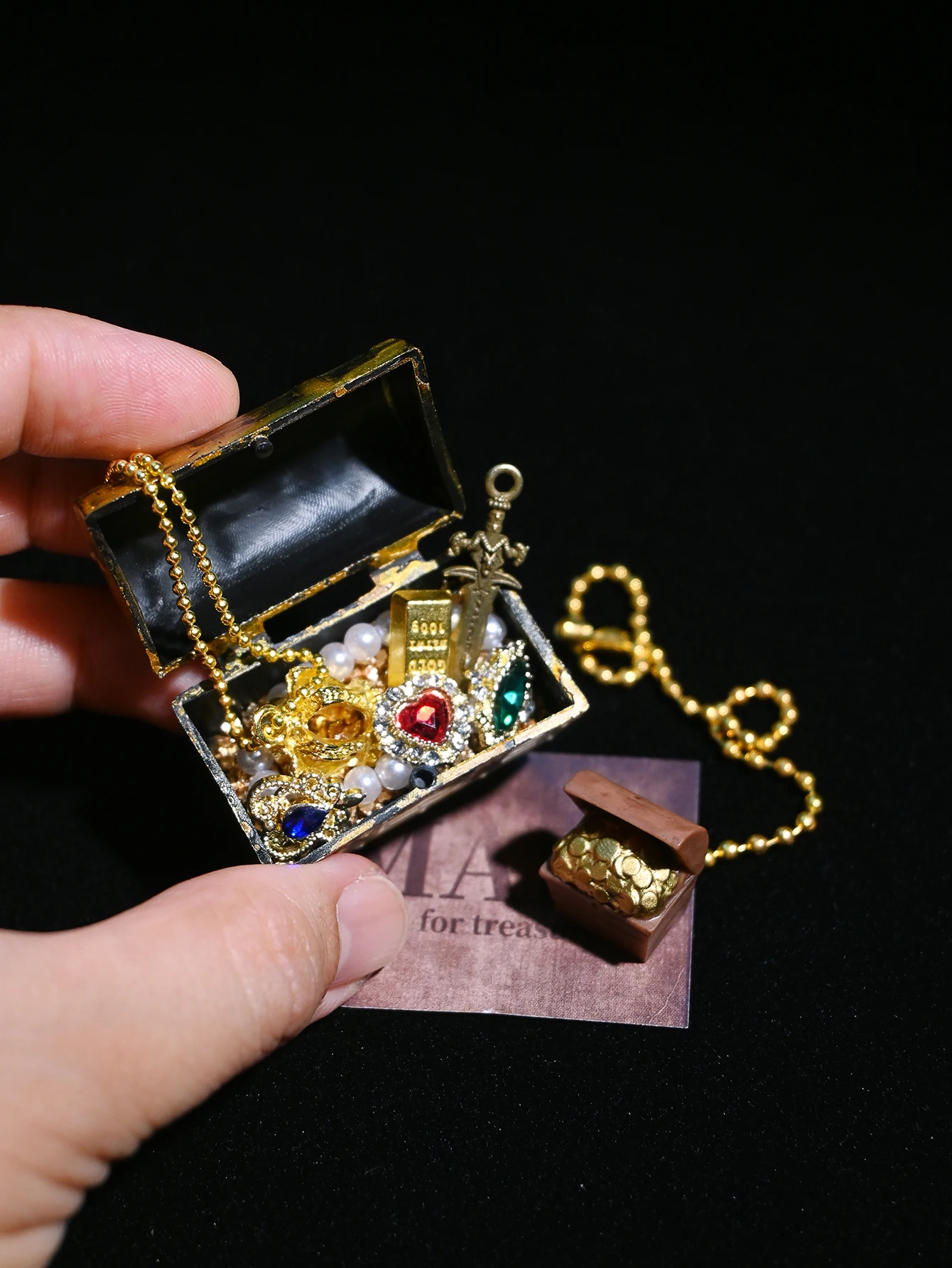 Miniature Replica Jewelry Gold Treasure Chest Ornament, Pirate Treasure Hunt Style, Suitable for Dioramas, Model Houses, Dollhouse Scene Setup, 1/6, 1/12 Dollhouse Model House Decoration Accessories, Photography Props,