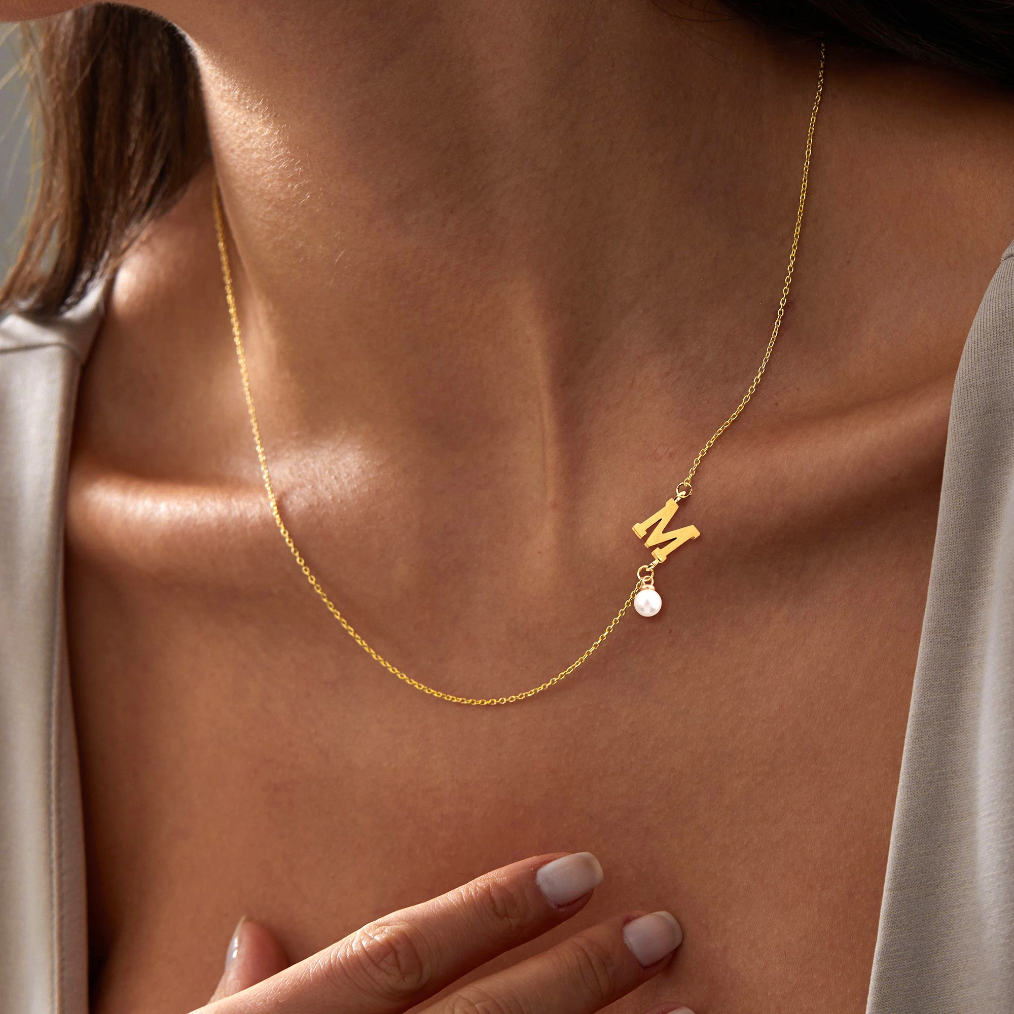 Vergoldete personalisierte Initialen-Anhänger-Halskette für Damen und Herren, Geschenk zum Geburtstag, Jahrestag, Schmuck für den Alltag, Feiertage und Partys – Detail 4