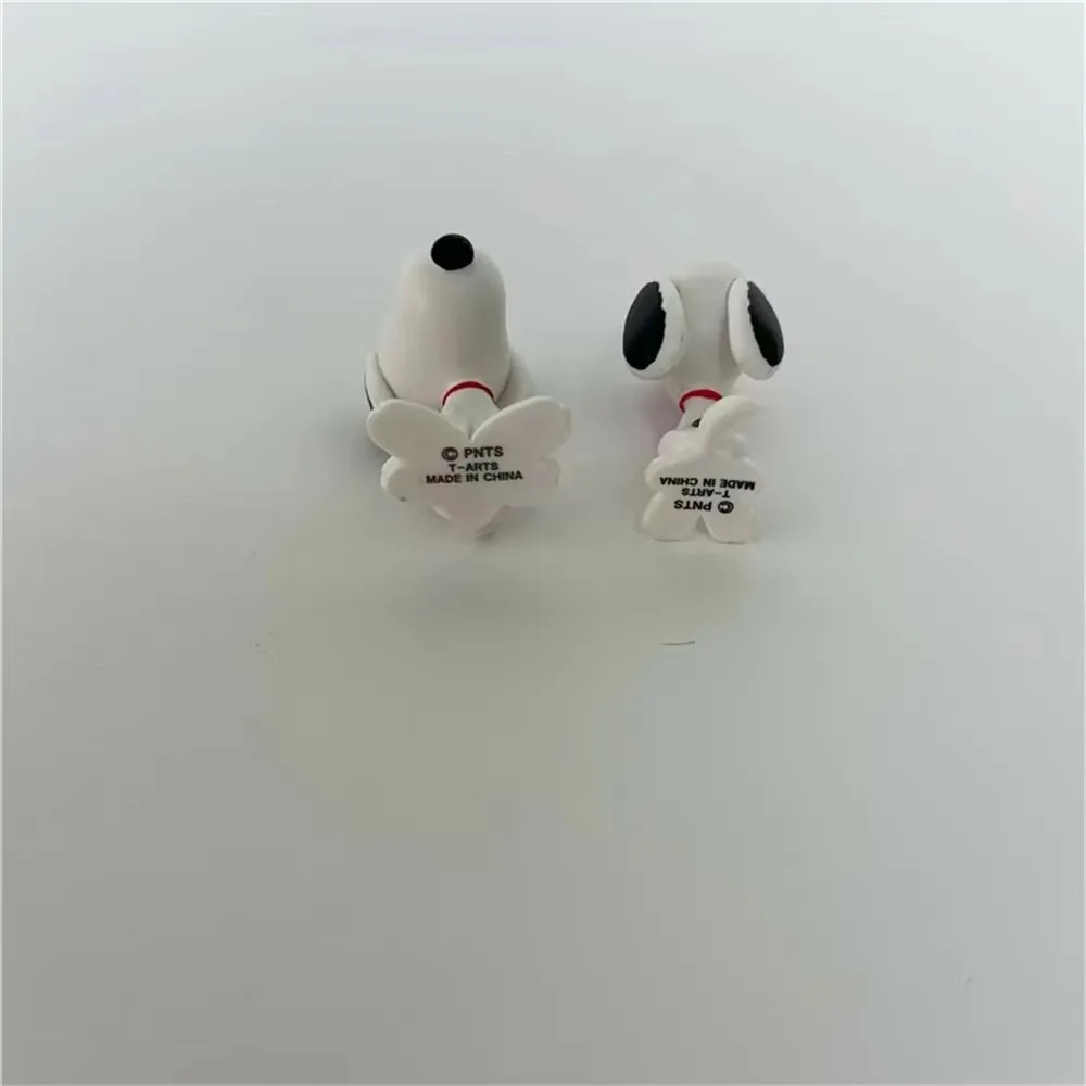 الأصلي إرسال عشوائي 2 قطعة/1 مجموعة الكلاسيكية الكرتون نمط سنوبي دمية لعبة زخرفة صغيرة هدية العيد