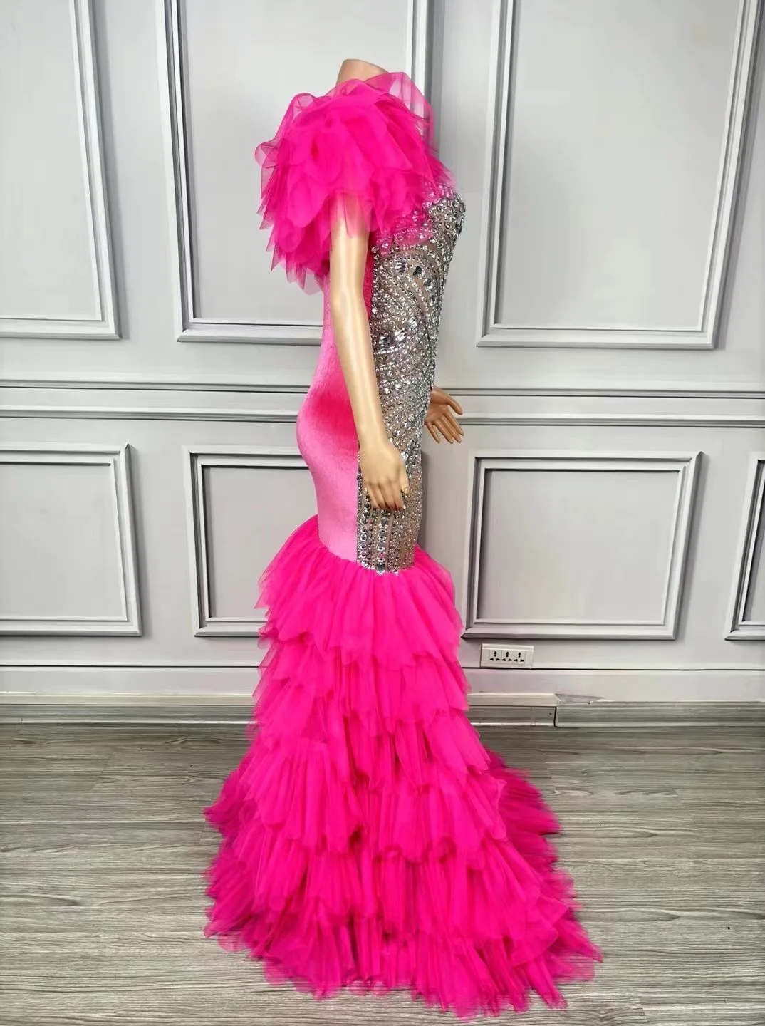 Vestido de falda larga de gasa con diamantes de flamenco, modelo de cantante femenina delgada, pasarela