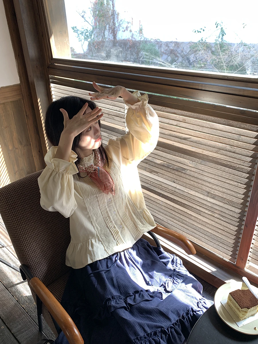 

Женская дышащая повседневная блузка с длинным рукавом, кружевной отделкой, плиссированным воротником и вставками, приятная к телу, для весны и лета